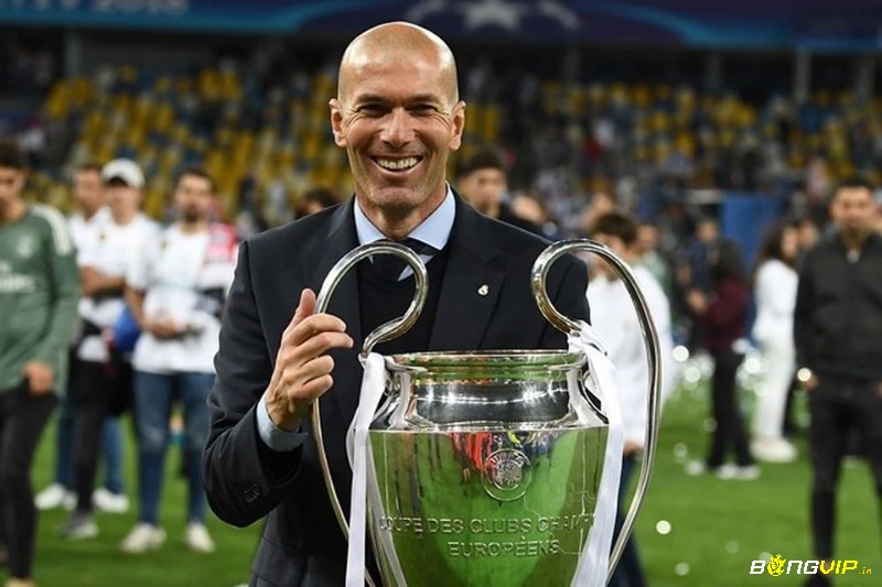 Trong danh sách cầu thủ vĩ đại nhất ấn tượng với cái tên Zinedine Zidane