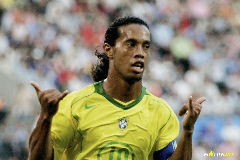 Top 10 cầu thủ sút phạt tốt nhất thế giới với những siêu phẩm ấn tượng là Ronaldinho