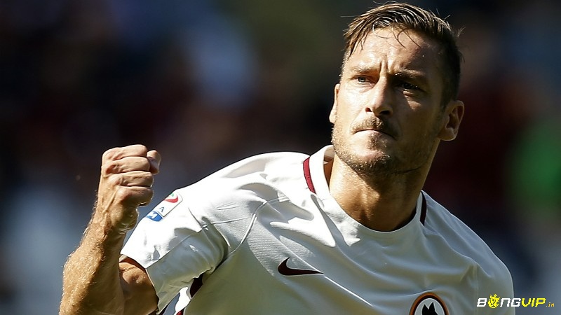 Top 10 cầu thủ xuất săc nhất Serie A: Totti