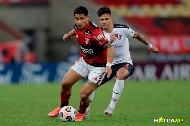 Lối chơi chắc chắn và máu lửa của cựu cầu thủ Flamengo